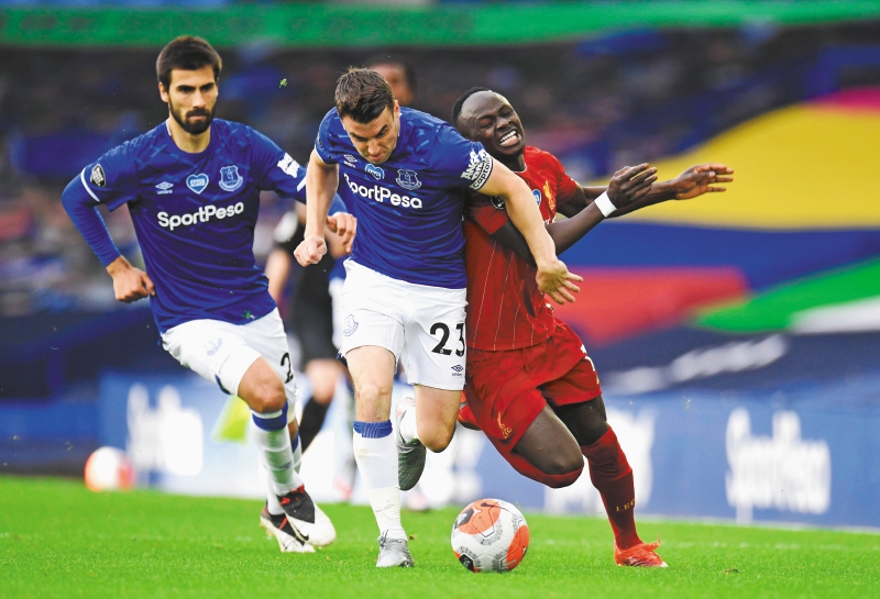 Everton y Liverpool disputan el Derbi de Merseyside, un clásico que lleva jugándose desde la temporada 1962-1963. / AP