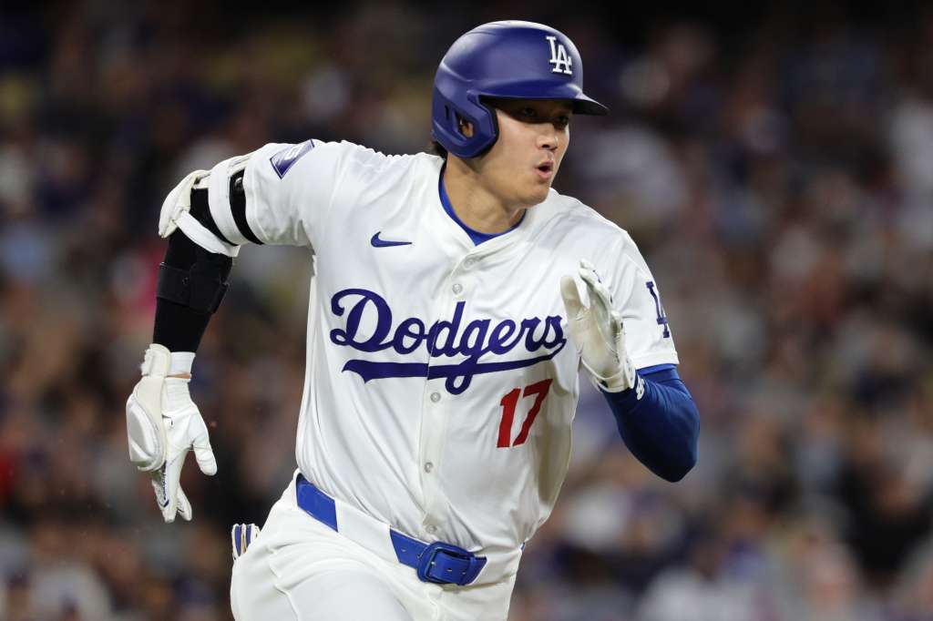 Los Angeles (United States), 02/04/2024.- Los Angeles Dodgers Shohei Ohtani runs after hitting a double during the third inning of the MLB baseball game between the Los Angeles Dodgers and the San Francisco Giants in Los Angeles, California, USA, 01 April 2024. EFE/EPA/ALLISON DINNER