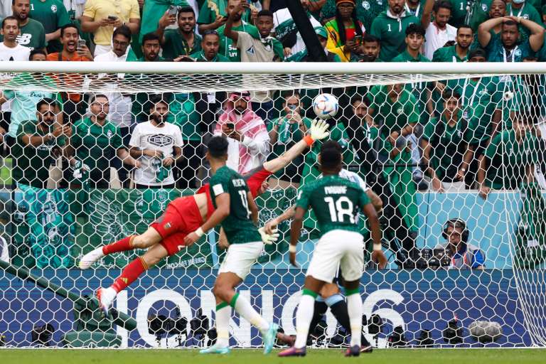 GR2008. LUSAIL (CATAR), 22/11/2022.- Emiliano Martinez de Argentina recibe un gol de Arabia Saudita hoy, en un partido de la fase de grupos del Mundial de Fútbol Qatar 2022 entre Argentina y Arabia Saudita en el estadio de Lusail (Catar). EFE . EFE/ Rodrigo Jiménez