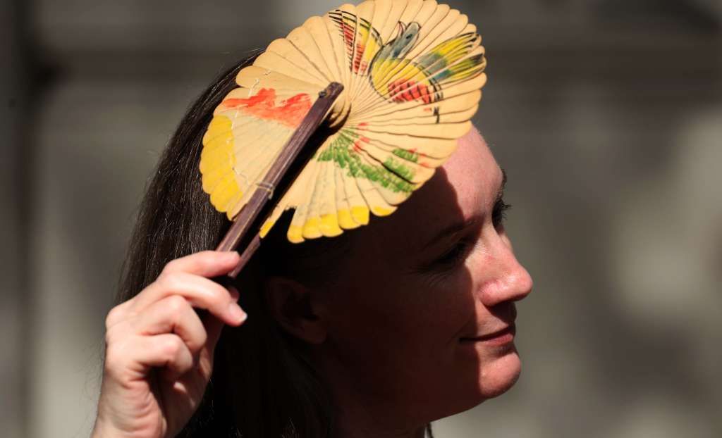 Londres (Reino Unido), 05/09/2023.- Una mujer utiliza un abanico para protegerse del sol en Londreseste martes. Inglaterra ha recibido una alerta ámbar de calor por parte de la Agencia de Seguridad de la Salud del Reino Unido, se espera que las temperaturas alcancen los 32 grados centígrados. EFE/NEIL HALL