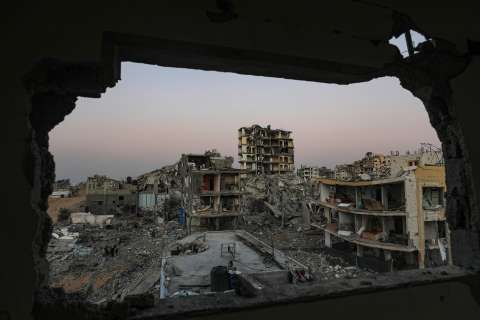 Israel perpetró una ola de bombardeos contra Gaza en medio del frágil plan de paz de Trump