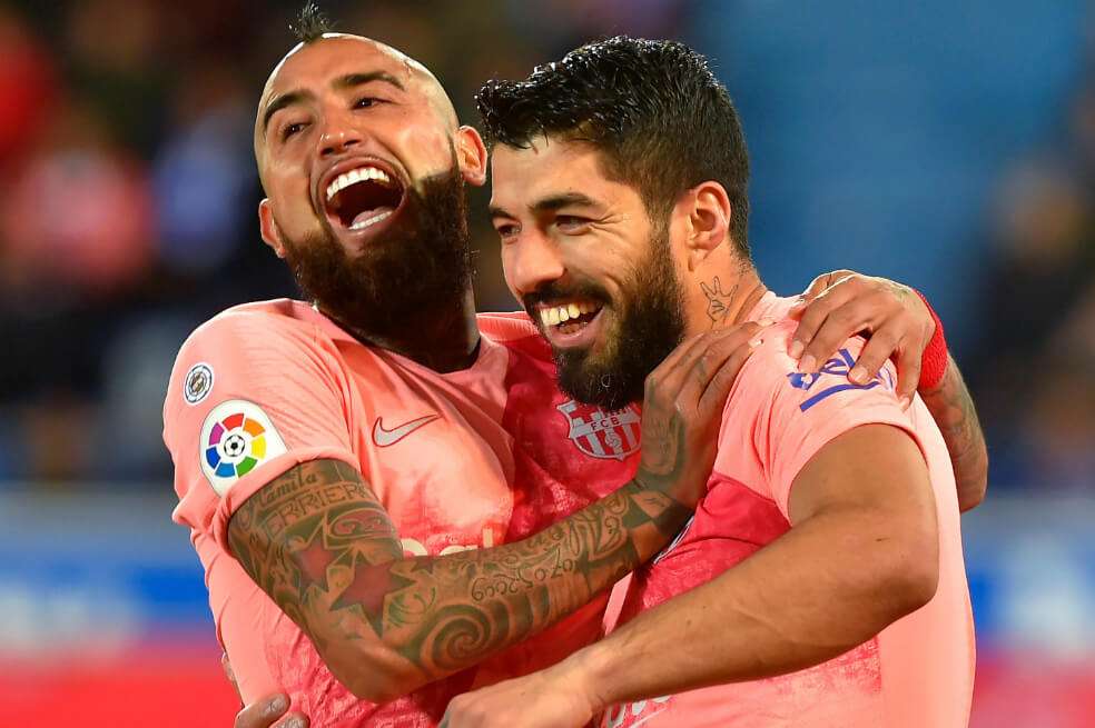 El chileno Arturo Vidal (izq.) celebra el triunfo del Barcelona con el uruguayo Luis Suárez. / AFP
