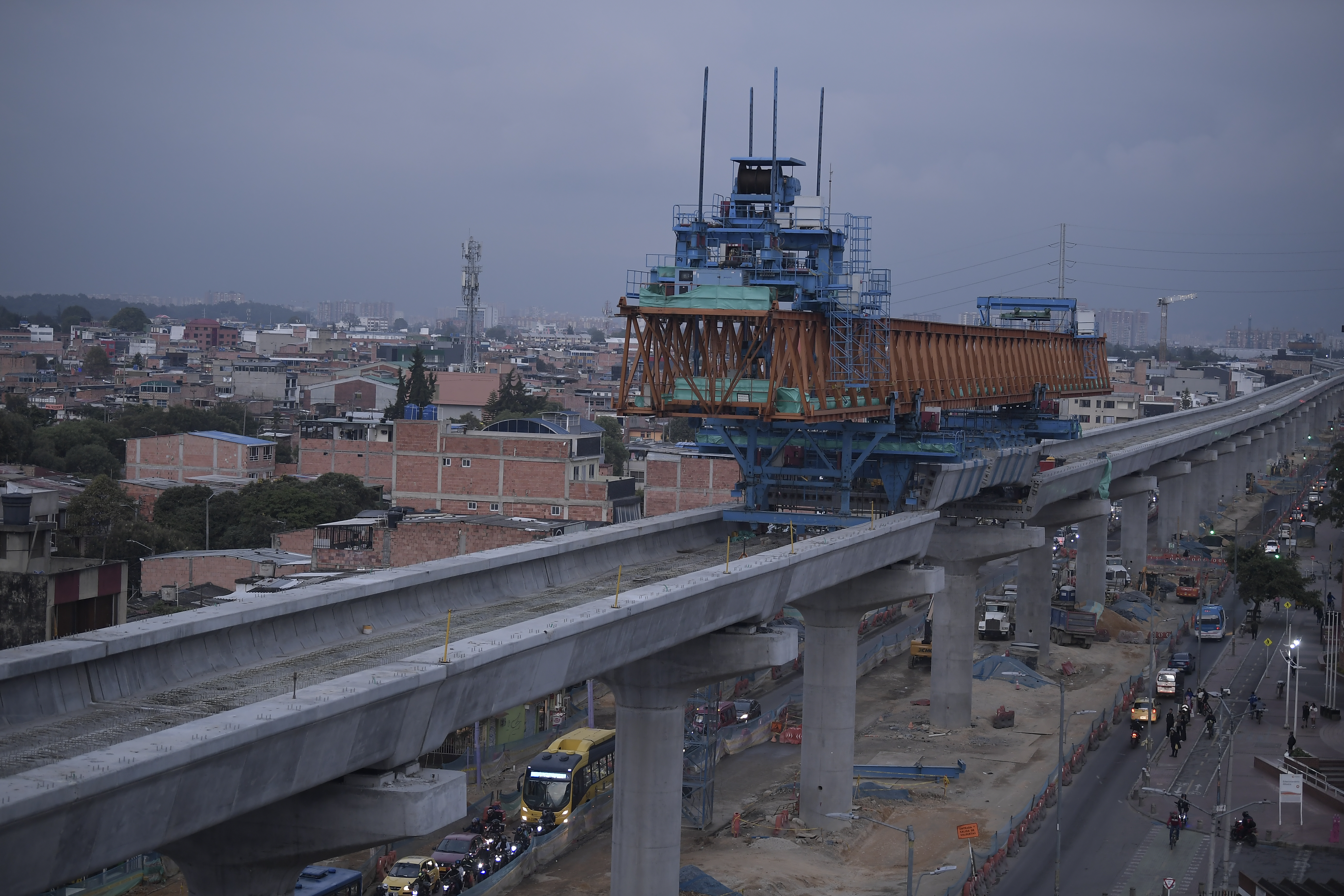 Instalaciones y obras en la estación 4 de la línea 1 del Metro de Bogotá, ubicada en la Avenida Primero de Mayo, entre la calle 42 sur y 42 C Sur