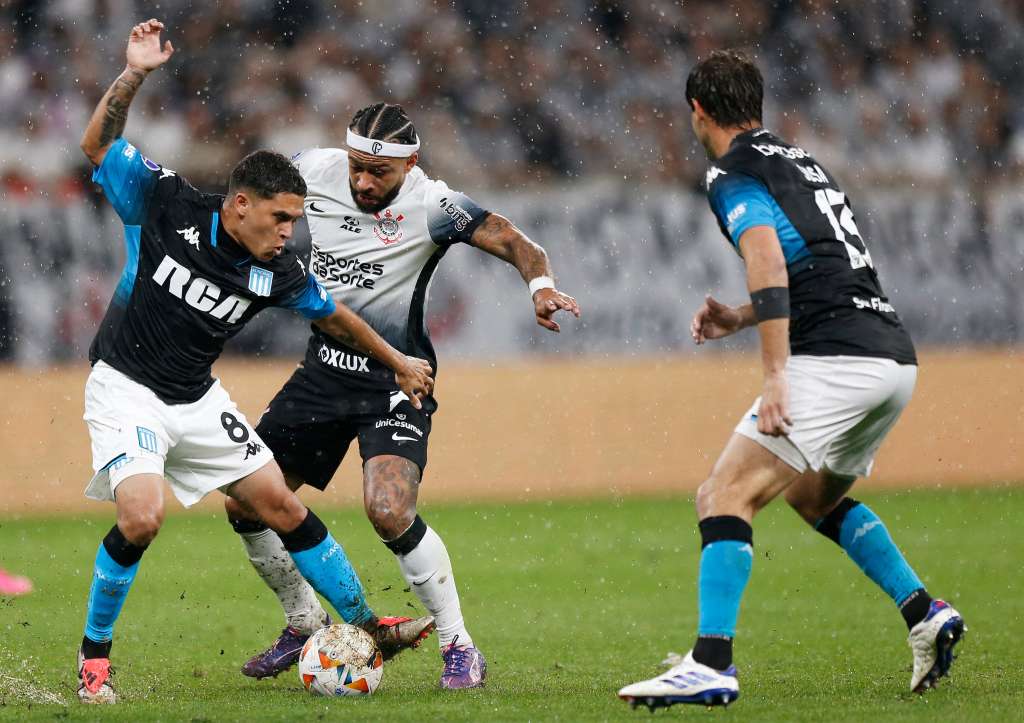 El centrocampista colombiano de Racing  Juan Fernando Quintero y el delantero de Corinthians Memphis Depay luchan por el balón durante el partido de fútbol de ida de semifinales de la Copa Sudamericana.