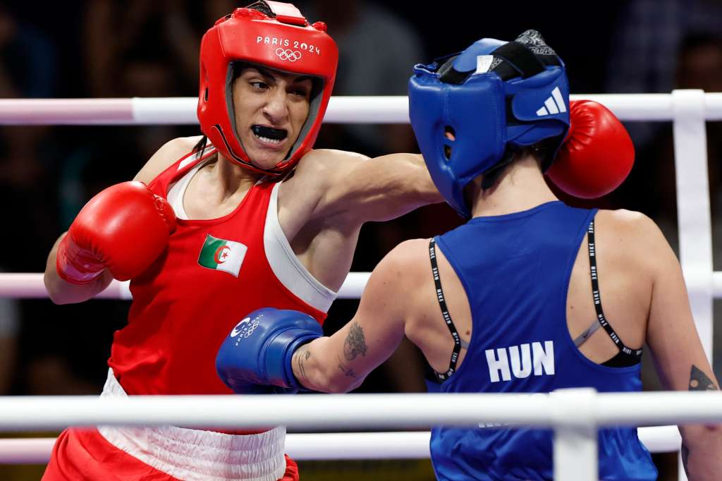 SEINE-SAINT DENIS, 03/08/2024.- La boxeadora argelina Imane Khelif (rojo) ante la húngara Anna Luca Hamori (azul) durante el combate de cuartos de final femenino, categoría 66kg, de los Juegos Olímpicos de París 2024, en North Paris Arena de Seine-Saint Denis. EFE/ Miguel Toña