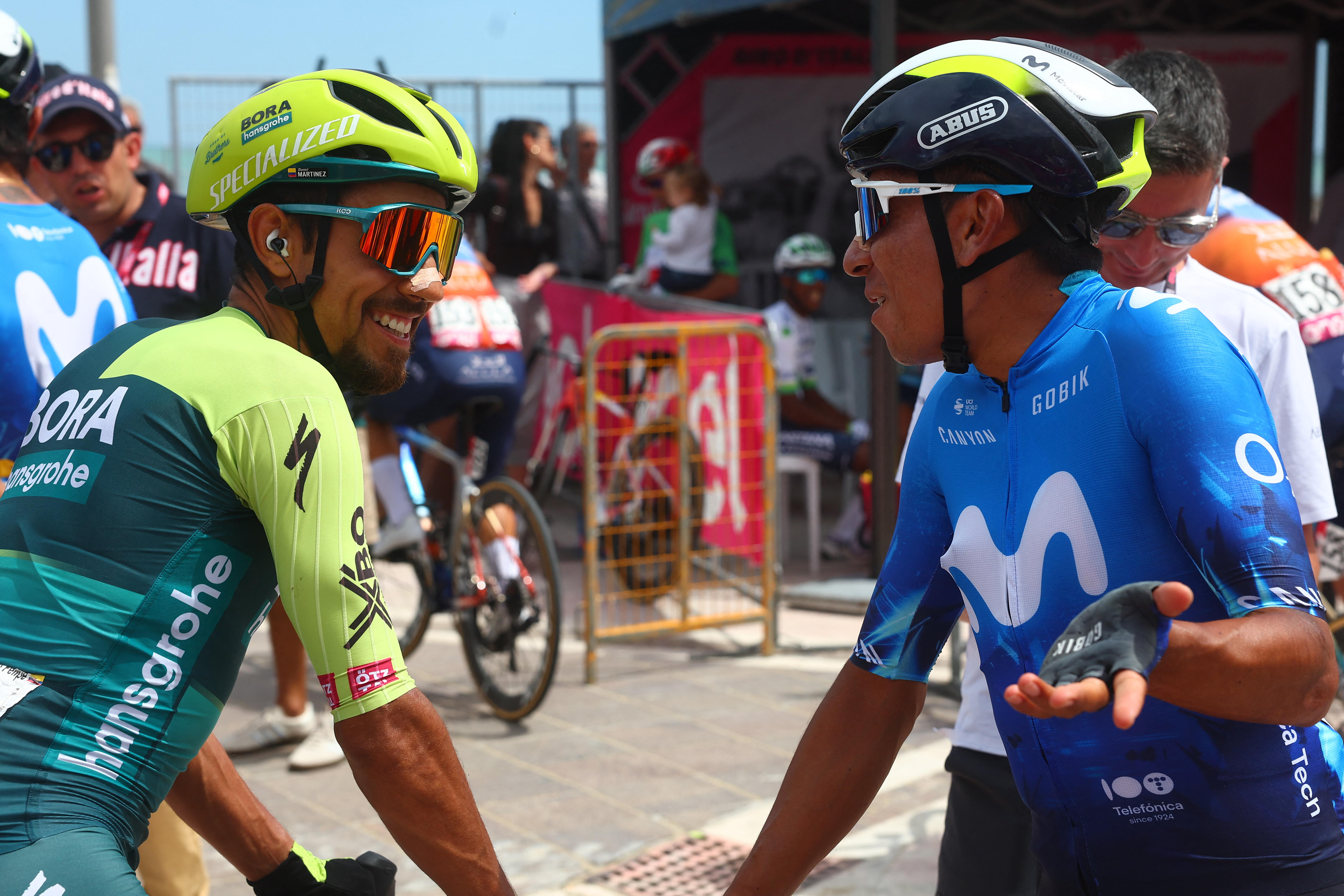 El pedalista cundinamarqués Daniel Martínez (Bora-Hansgrohe) junto al boyacense Nairo Quintana (Movistar Team), en el Giro de Italia 2024.