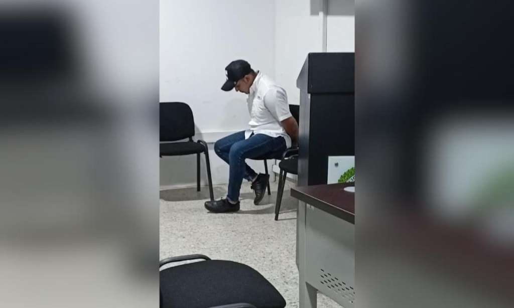 Este hombre, según las autoridades, tenía 25 millones de pesos en un carriel y 10 millones más ocultos en un vehículo.