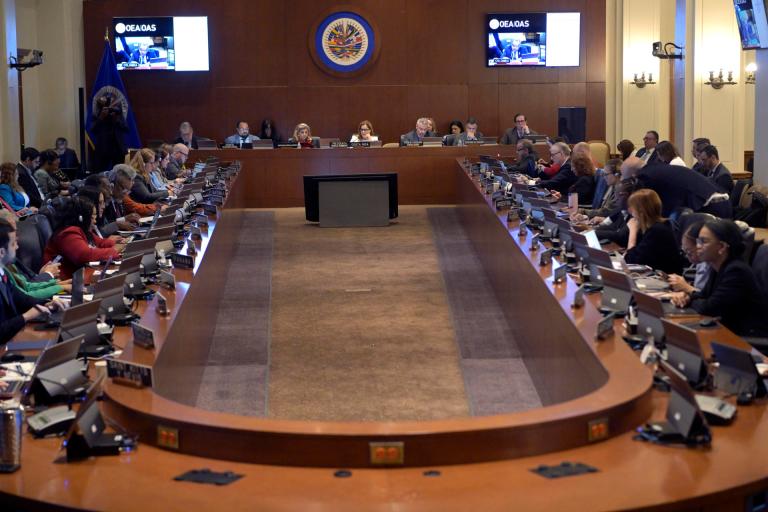 La promesa democrática: con la democracia se come, se cura y se educa
