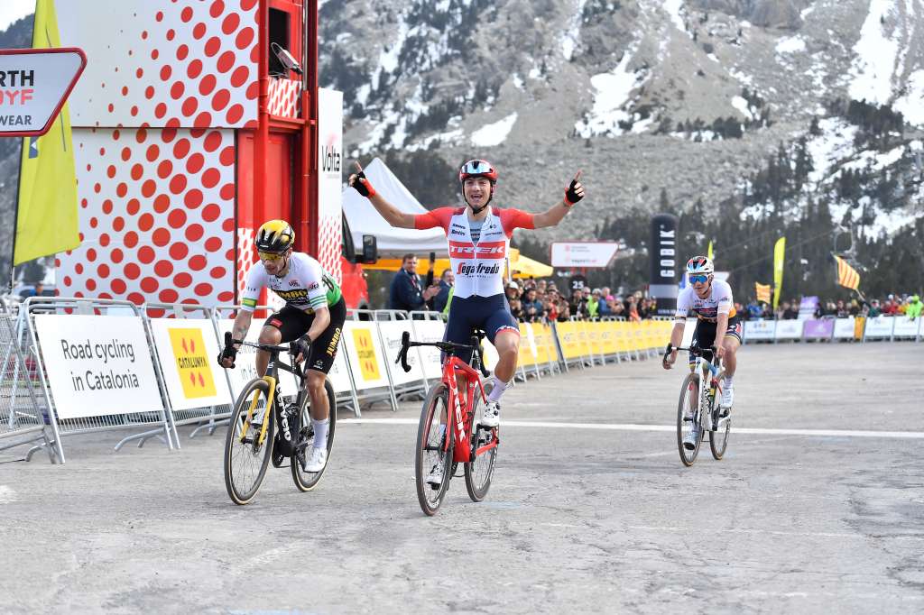 Giulio Ciccone (centro) cruza la línea de delante de Primoz Roglic (izquierda) y el tercer clasificado, Remco Evenepoel (derecha), durante la segunda etapa de la Vuelta a Cataluña 2023.