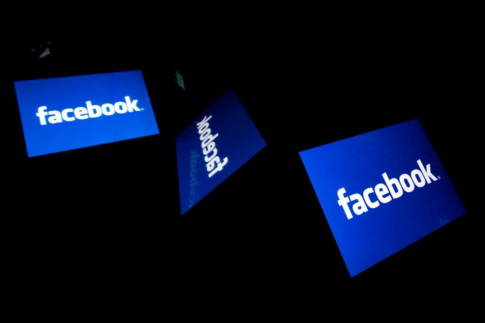 Tres carteles de Facebook en un fondo negro.