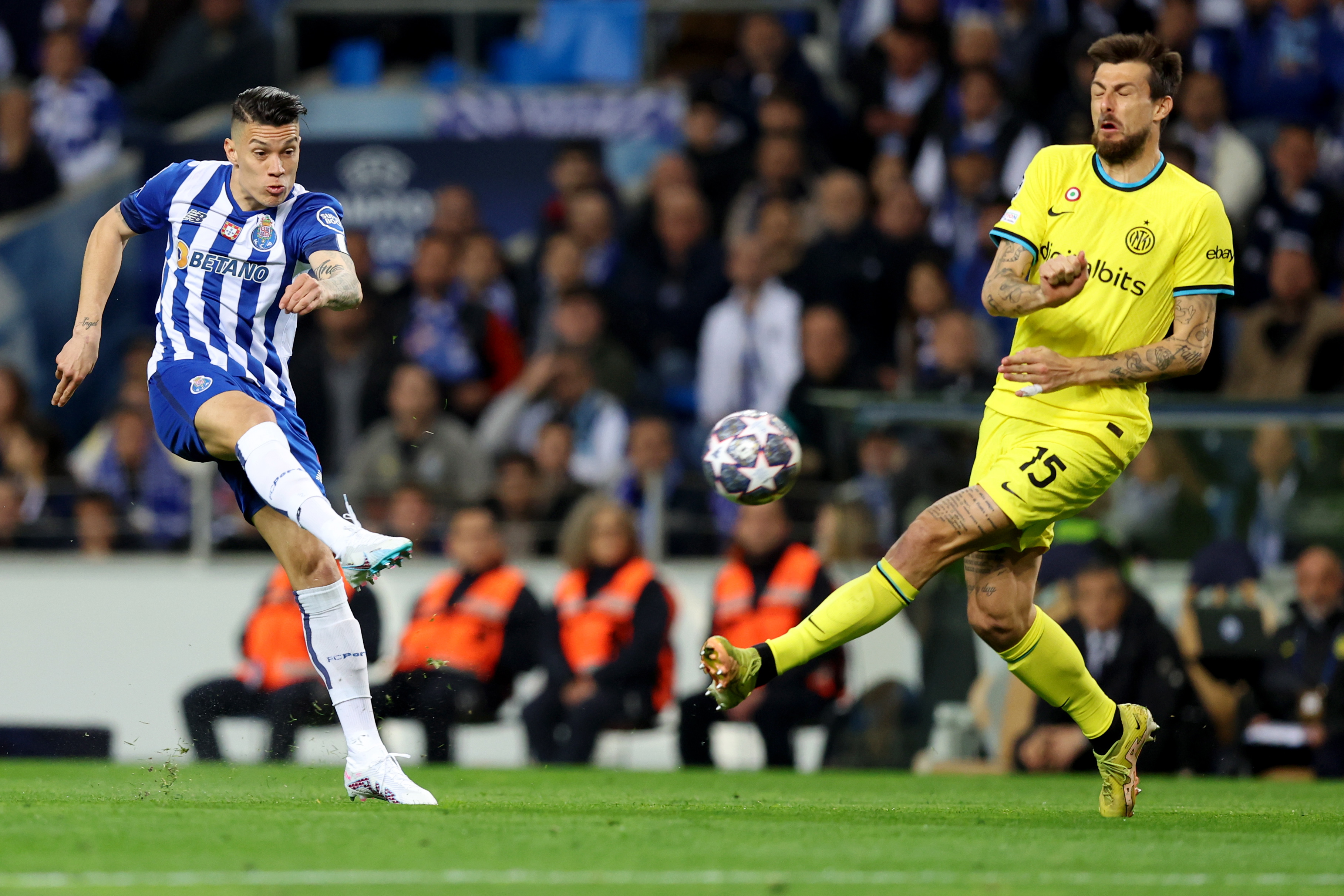 Porto (Portugal), 14/03/2023.- FC Porto's Matheus Uribe (L) in action against Inter Milan's Francesco Acerbi (R) during the UEFA Champions League round of 16 second leg match between FC Porto and Inter Milan, in Porto, Portugal, 14 March 2023. (Liga de Campeones, Francia) EFE/EPA/JOSE COELHO