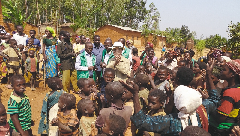 Una de las reuniones de Saemaul Undong en Burundi, donde han construido 5.300 escuelas con este programa.