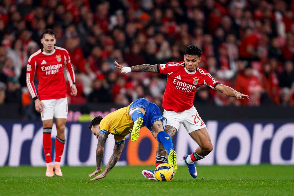 Lisbon (Portugal), 03/01/2026.- Benfica player Richard Rios (R) in action against Estoril player Ricard Sanchez during the Portuguese First League soccer match between Benefica and Estoril in Lisbon, Portugal, 03 January 2026. (Lisboa) EFE/EPA/FILIPE AMORIM
