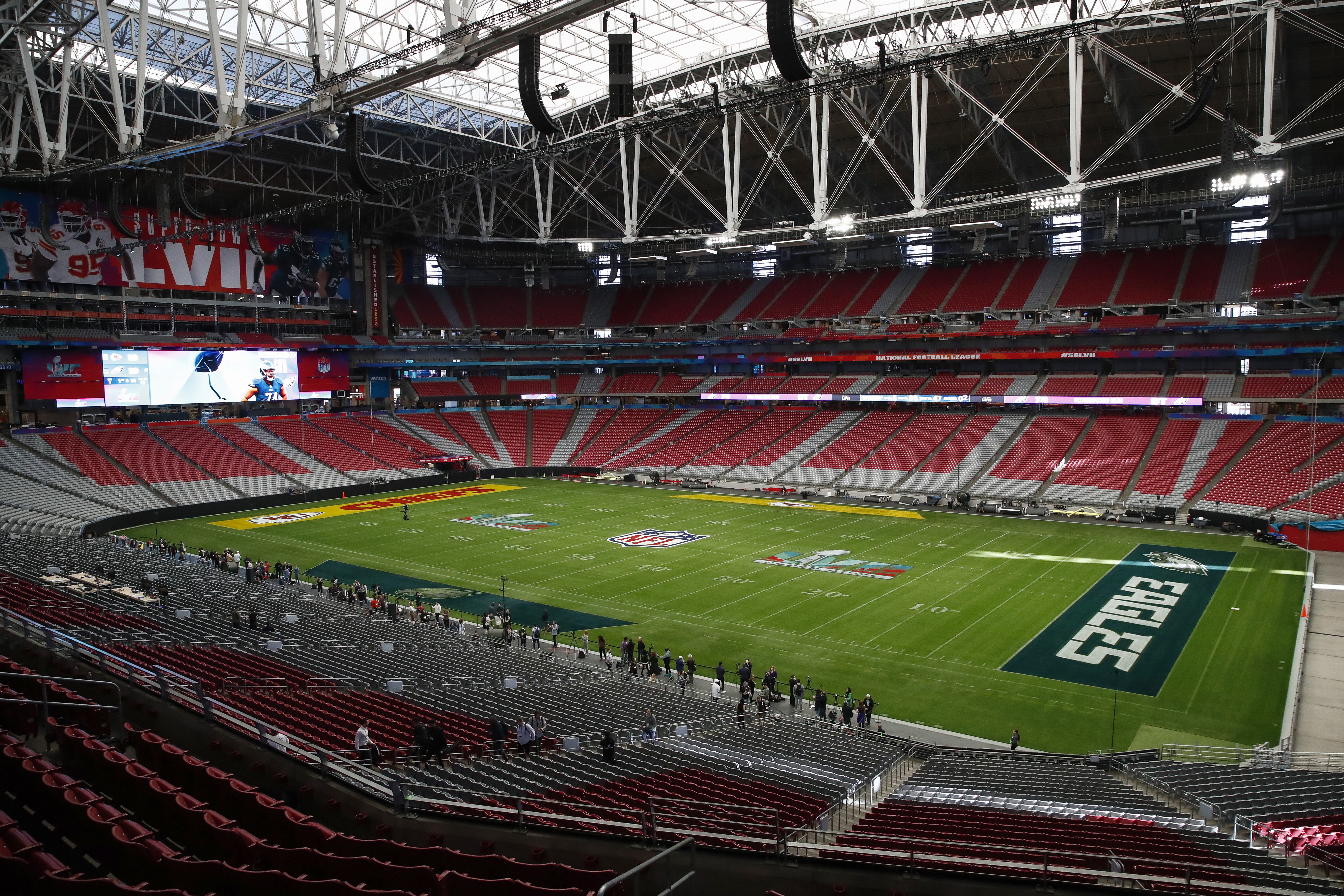 Glendale (United States), 07/02/2023.- Preparations are made at State Farm Stadium in Glendale, Arizona, USA, 07 February 2023. The AFC champion Kansas City Chiefs face the NFC champion Philadelphia Eagles in Super Bowl LVII at State Farm Stadium in Glendale, Arizona, 12 February 2023. (Estados Unidos, Filadelfia) EFE/EPA/CAROLINE BREHMAN