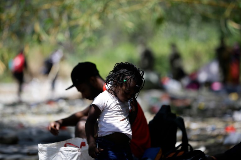-FOTOGALERÍA- AME4250. BAJO CHIQUITO (PANAMÁ), 21/03/2023.- Personas y niños migrantes descansan en la selva mientras esperan para ser trasladados en canoa desde la Quebrada León hasta a la comunidad de Bajo Chiquito, el 10 de marzo de 2023, en Darién (Panamá). "Guerreros", repiten las madres, hijos guerreros que han aguantado largas caminatas, hambre, sed, el calor, picaduras de insectos, superar ríos y cerros, para sobrevivir a la selva del Darién en su ruta hacia Estados Unidos. Recién salidos de esta selva que hace de frontera natural entre Colombia y Panamá, los migrantes llegan hasta la conocida como Quebrada del León, donde les esperan unas piraguas de indígenas que los descenderán por el casi seco río Tuquesa hasta Bajo Chiquito, una pequeña población emberá donde podrán al fin reposar tranquilos. EFE/ Bienvenido Velasco