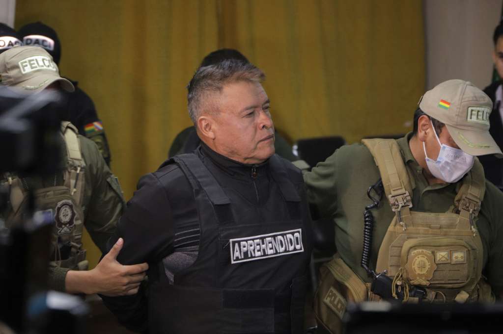 AME7088. LA PAZ (BOLIVIA), 28/06/2024.- El destituido jefe militar del Ejército de Bolivia, Juan José Zúñiga, es escoltado para su presentación en dependencias de la Fuerza Especial de Lucha Contra el Crimen el 26 de junio de 2024, tras ser detenido por ser parte de una toma de militares de la sede del Gobierno de Bolivia, en La Paz (Bolivia). La toma militar del centro político de Bolivia no fue un "golpe de Estado" ni un "autogolpe" sino una "insubordinación" del destituido comandante del Ejército, Juan José Zuñiga, quien vio peligrar su ascenso, dijo a EFE el experto en seguridad y defensa Omar Durán. EFE/ STR