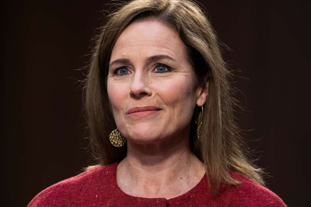La nominada a la Corte Suprema de Estados Unidos del presidente Donald Trump, Amy Coney Barrett, se enfrenta a un Senado muy dividido el 13 de octubre de 2020 para su primera sesión de preguntas y respuestas, con los republicanos alabando su fe y calificaciones y los demócratas listos para bombardearla por la atención médica.