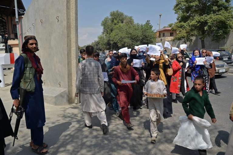 Una nueva marcha de mujeres tomó lugar en el centro de la ciudad de Kabul, el viernes 3 de septiembre.