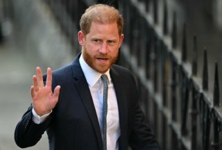 El príncipe Harry visita zona de guerra en Ucrania, después de ir a Inglaterra