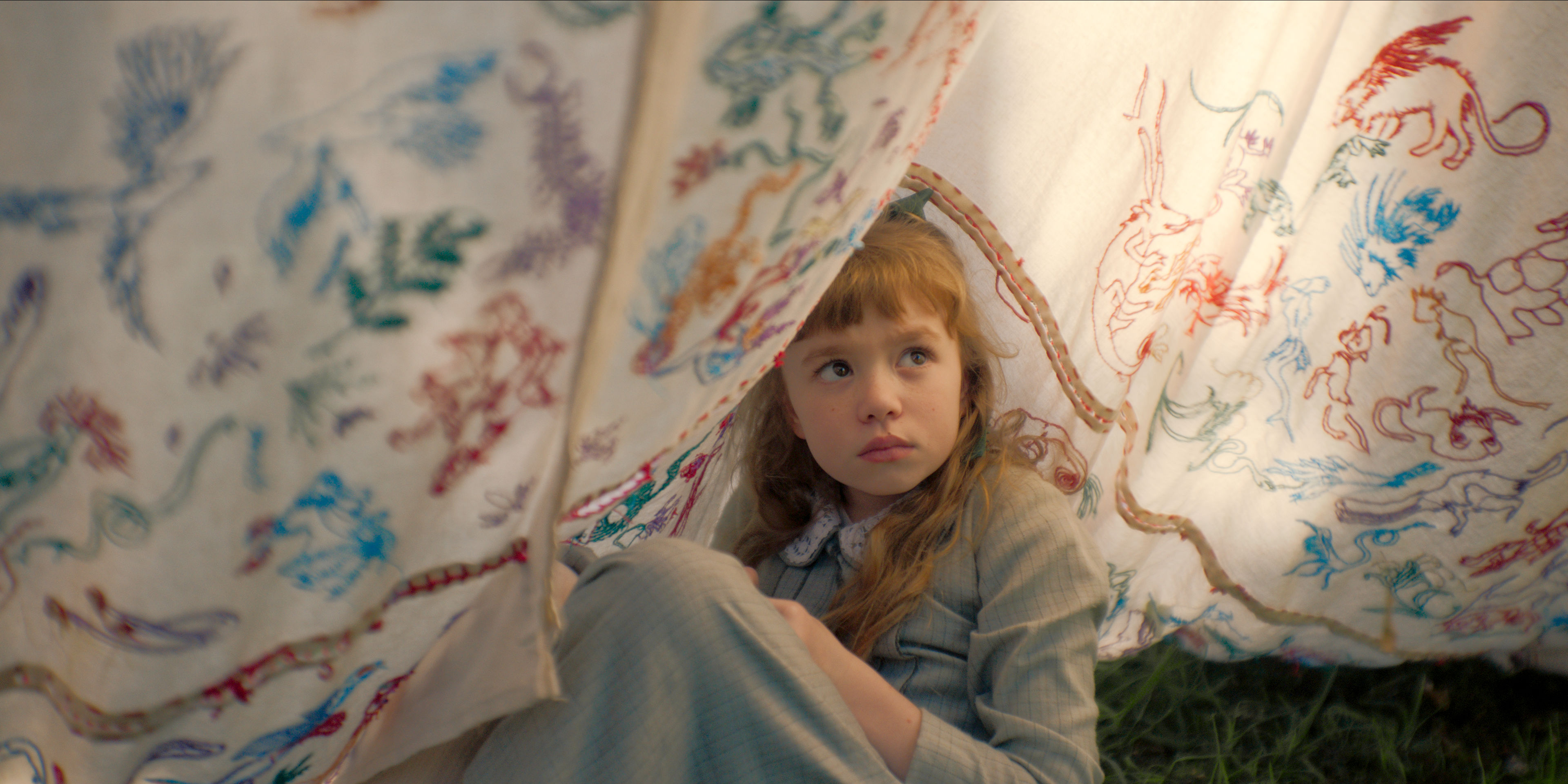 La actriz Francesca Turco interpreta a Clara del Valle de niña. La serie podrá verse en la plataforma Prime Video.