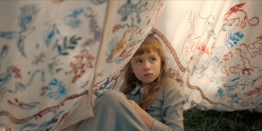 La actriz Francesca Turco interpreta a Clara del Valle de niña. La serie podrá verse en la plataforma Prime Video.