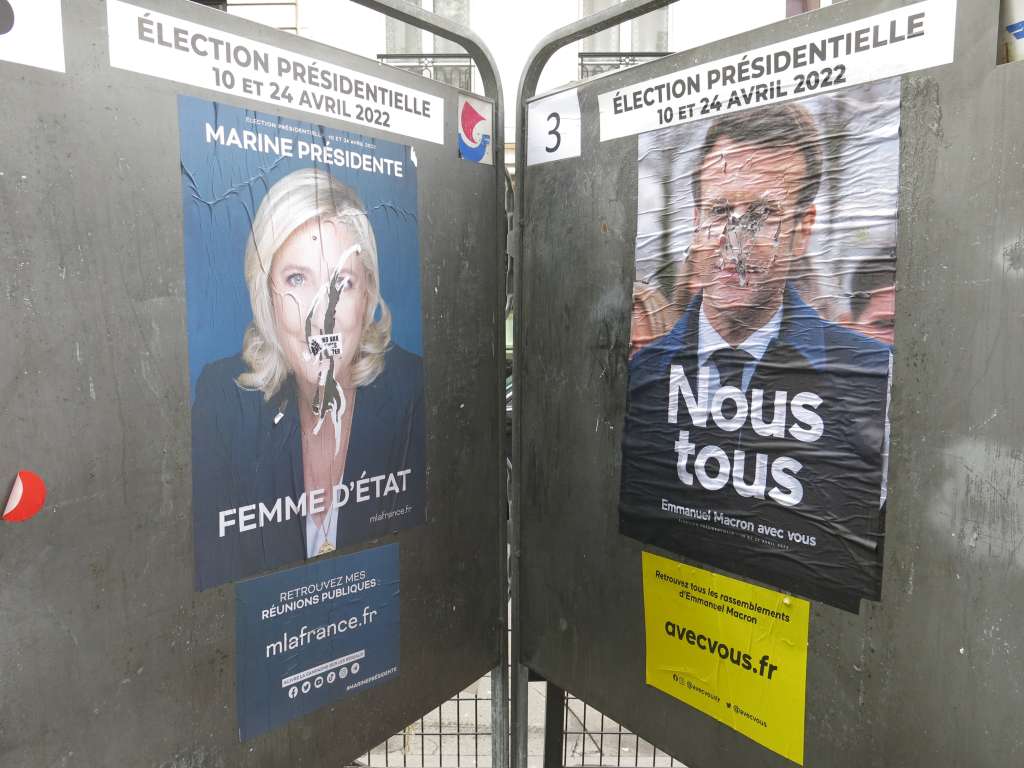 GRAF6636. PARÍS, 09/04/2022.- Dos carteles electorales de Emmanuel Macron y Marine Le Pen se "enfrentan" también en las calles de París. Francia vive este sábado la jornada de reflexión de cara a la primera vuelta de las elecciones presidenciales del domingo. EFE/Rafael Cañas