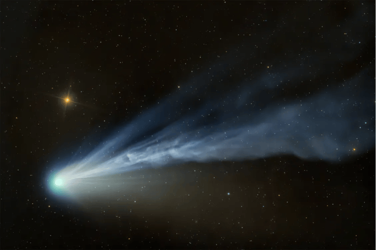 "Esta magnífica imagen del cometa tiene una composición espectacular y es excepcionalmente nítida y detallada. Sus tonos azules contrastan maravillosamente con la brillante estrella naranja que se encuentra cerca. La cola ondulante evoca la sensación del cometa rugiendo a través del cielo nocturno, lo que recuerda la estela ardiente del cohete espacial de la película Flash Gordon, de 1936".