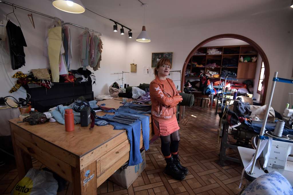 Diseñadora de modas, creadora de "Amor Real", una fundación que se dedica a confeccionar increíbles prendas bordadas a mano por habitantes de calle, trabajadoras sexuales o jóvenes.