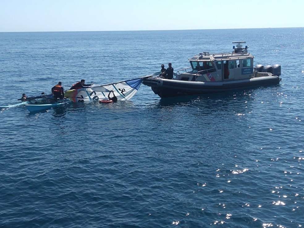 Un barco y una pequeña embarcación en mar abierto.