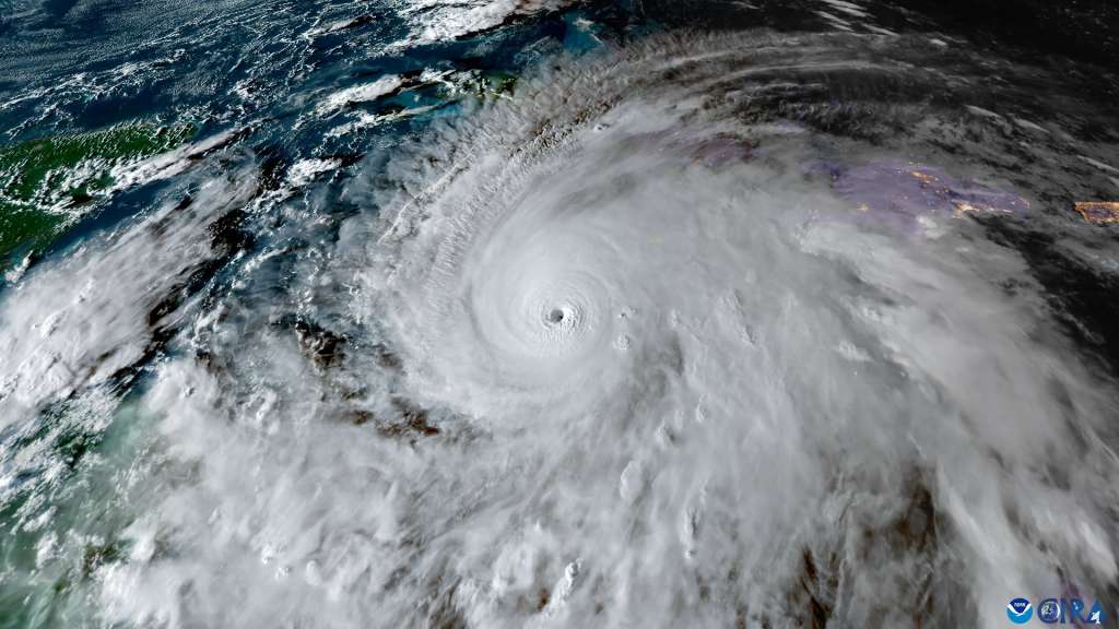 OCEÁNO ATLÁNTICO, 28/10/2025.- Vista del huracán Melissa, que se encuentra a unos 215 kilómetros al sureste de Kingston, la capital de Jamaica, y a 500 kilómetros al suroeste de Guantánamo, con vientos máximos sostenidos muy fuertes de 280 kilómetros por hora, según el último informe del Centro Nacional de Huracanes (NHC) de Estados Unidos a las 06:00 GMT. En su trayectoria prevista, el centro de Melissa impactará directamente sobre Jamaica hoy, con vientos catastróficos y que amenazan la vida, inundaciones y marejada; se desplazará por el sureste de Cuba el miércoles por la mañana y continuará hacia el sur y centro de Bahamas durante la jornada del miércoles.-EFE/ CIRA / SOLO USO EDITORIAL/SOLO DISPONIBLE PARA ILUSTRAR LA NOTICIA QUE ACOMPAÑA (CRÉDITO OBLIGATORIO)
