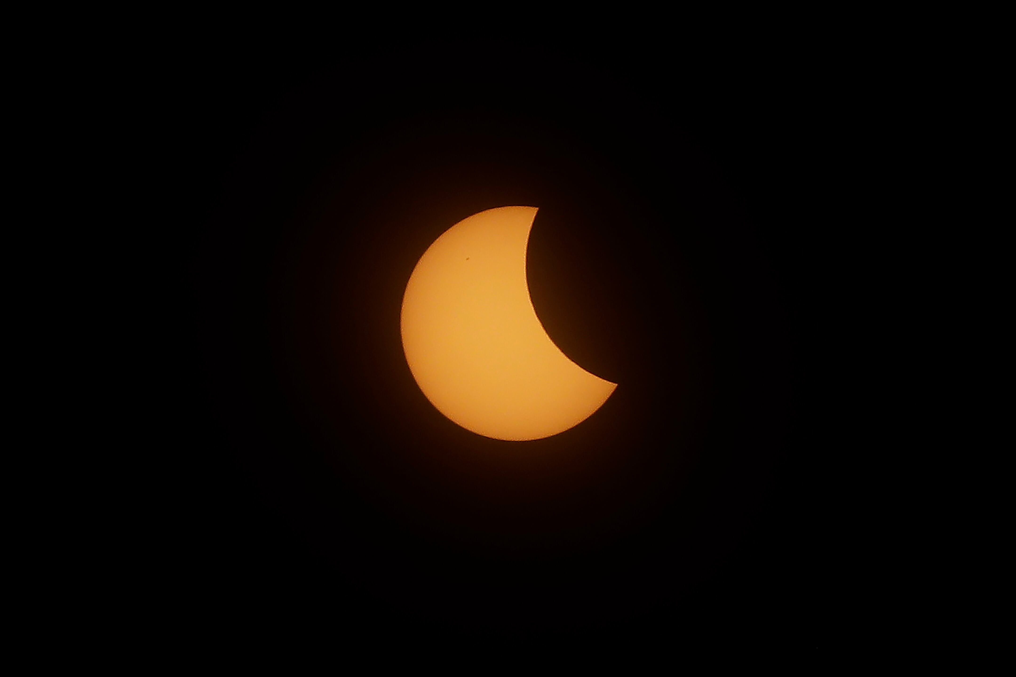 Este sábado, 29 de marzo, la Luna pasará por el disco del Sol y generará un eclipse solar parcial, el cual, calcula Time and Date, tendrá una duración total de 213 minutos.