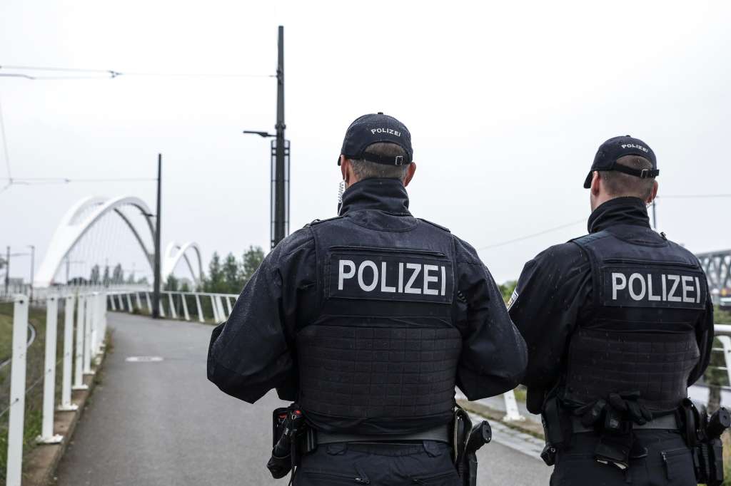 Kehl (Germany), 16/09/2024.- German police control the Bridge of Europe border crossing that separates France and Germany, in Kehl, Germany, 16 September 2024. For six months, beginning from 16 September, Germany will be controlling its land borders with France, Luxembourg, the Netherlands, Belgium and Denmark. This measure was introduced a few days after the attack claimed by the Islamic State in the German town of Solingen. With this measure, the German government is attempting to step up its fight against illegal immigration. (Bélgica, Dinamarca, Francia, Alemania, Luxemburgo, Países Bajos; Holanda, Luxemburgo) EFE/EPA/TERESA SUAREZ