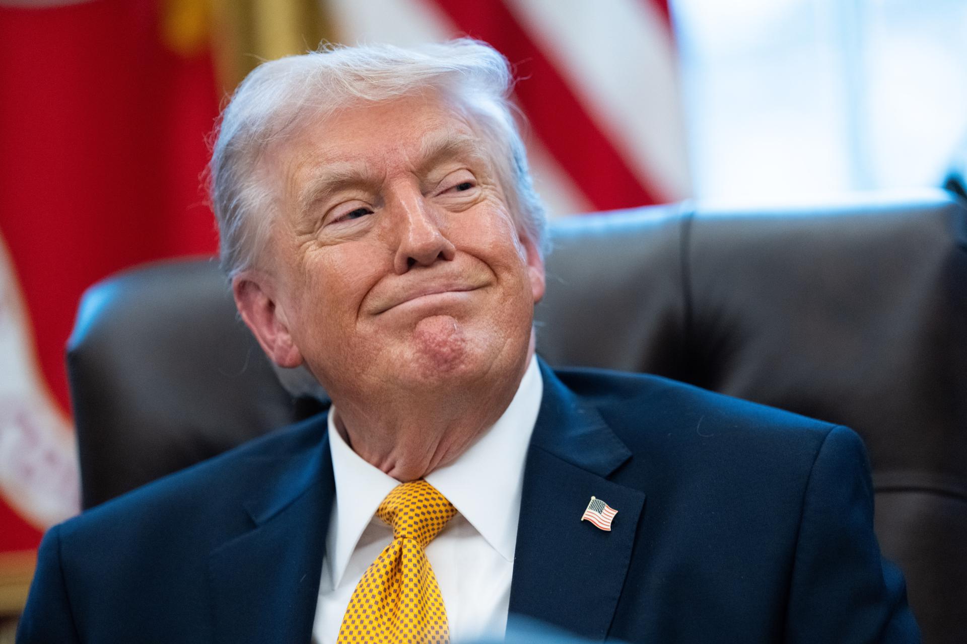 WASHINGTON (United States), 16/03/2026.- US President Donald Trump gives remarks to the media as he signs an executive order in the Oval Office of the White House in Washington, DC, USA, 16 March 2026. The order will formally launch a task force, led by Vice President JD Vance, to investigate fraud nationwide. EFE/EPA/AARON SCHWARTZ / POOL
