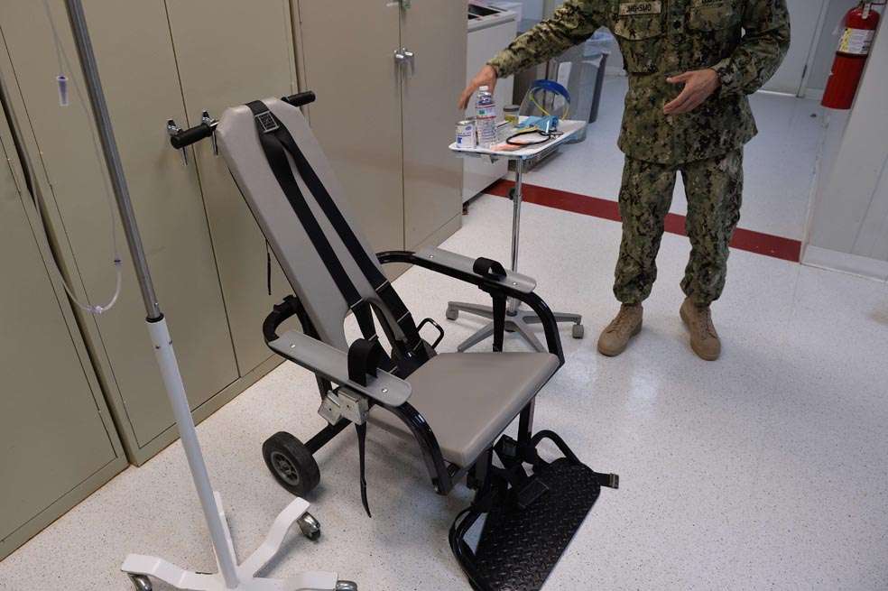 Una de las sillas usadas para la alimentación forzada de prisioneros en Guantánamo. / AFP