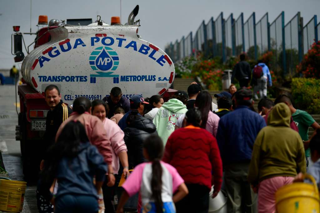 Gente corriendo detrás de carrotanques y filas extensas de personas que esperan llenar sus ollas y baldes de agua se han vuelto panorama en distintos barrios de la localidad de Usme que se han visto afectadas por un daño imprevisto en la línea que lleva el agua a la Planta El Dorado.