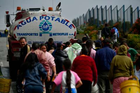 Acueducto atiende nueva emergencia por tubo roto en Chapinero y activa carrotanques