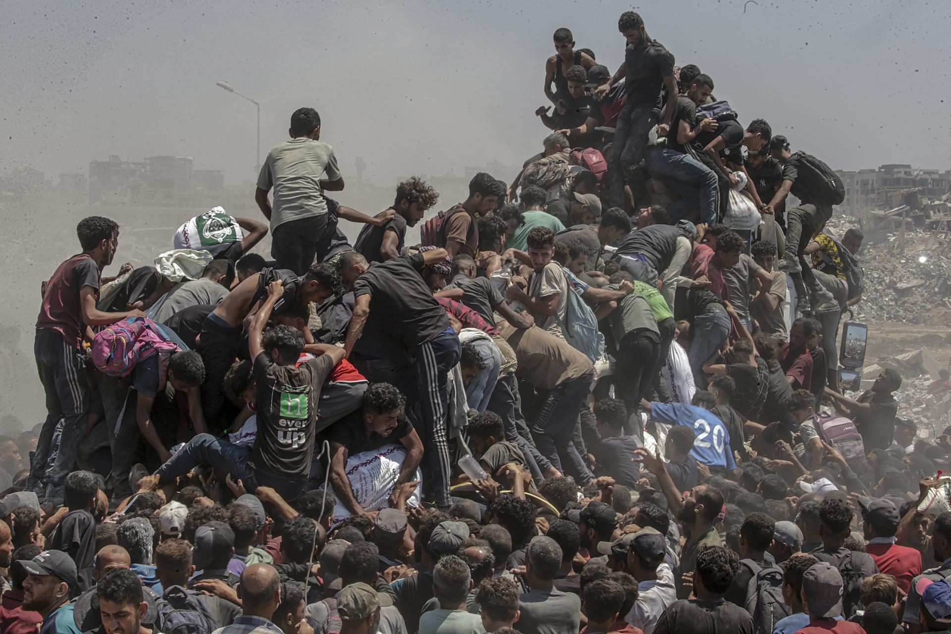 Zikim (-), 09/04/2026.- Palestinians scramble to get bags of flour from an aid truck near a food distribution point in Zikim after the Israeli army declared a 'tactical pause' in military operations, in northern Gaza Strip, 27 July 2025 (reissued 09 April 2026). This image by EPA Images photographer Mohammed Saber has won a World Press Photo 2026 award in the West, Central, And South Asia singles category. EFE/EPA/MOHAMMED SABER
