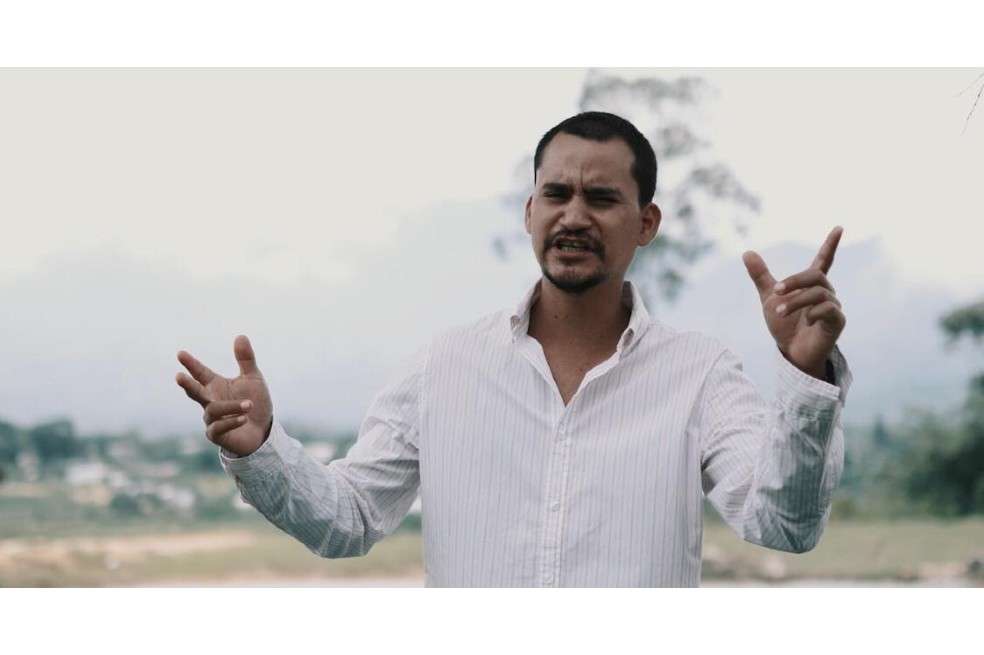 El artista en una de las escenas de su videoclip "Viejo trapiche".
