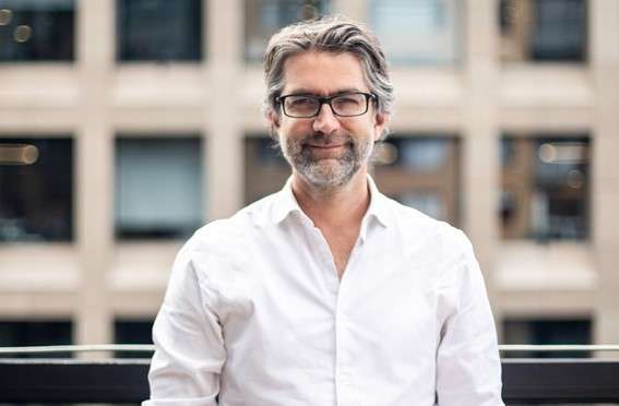 Óscar Cadena es el director de asuntos públicos de Nu