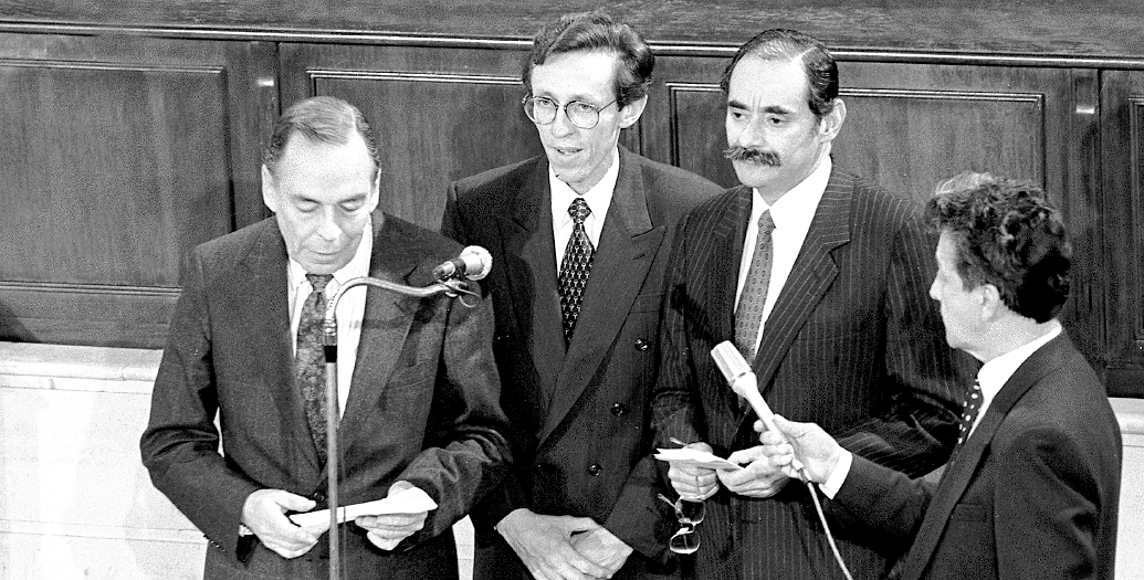 Los tres presidentes de la Asamblea Constituyente: Álvaro Gómez Hurtado (izquierda), Antonio Navarro Wolf (Centro) y Horacio Serpa (derecha). Estos y otros 67 constituyentes fueron elegidos el 9 de diciembre de 1990.
