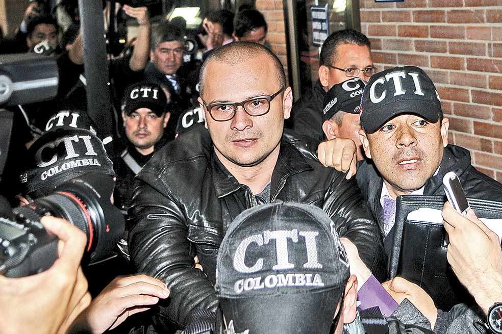 Andrés Sepúlveda, el día de su captura, custodiado por el Cuerpo Técnico de Investigaciones de la Fiscalía./ El Espectador