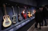 Met de Nueva York exhibe instrumentos de Chuck Berry, Eric Clapton o Bob Dylan