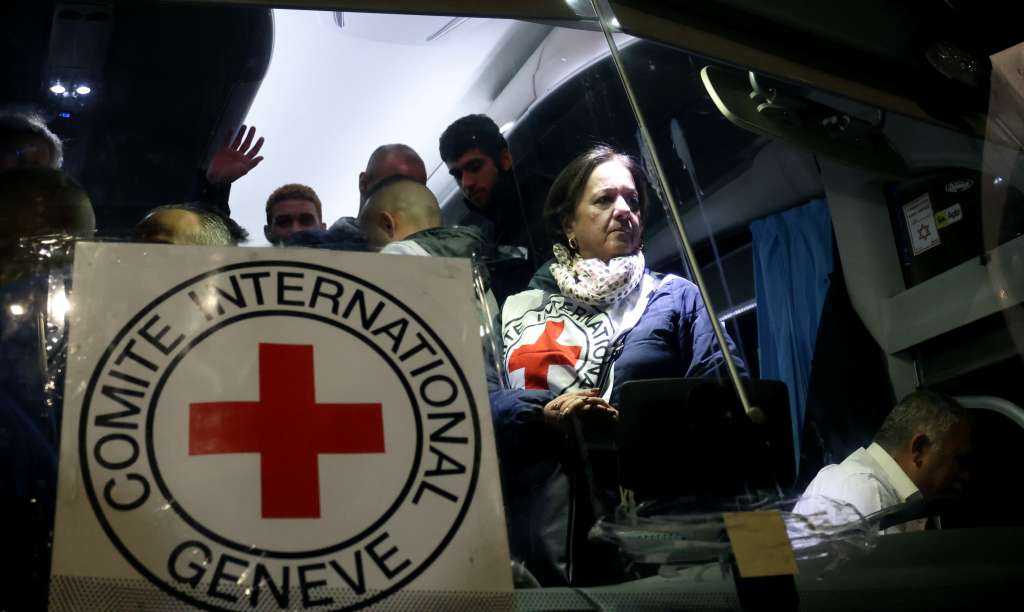 Ramalah (-), 01/12/2023.- A member of the Red Cross looks on from inside a bus carrying released Palestinian prisoners from the Ofer Israeli military prison as it arrives in Ramallah, West Bank, 01 December 2023. A ceasefire deal between Israel and Hamas that started November 24 was extended for a second time on November 30 with 102 Hamas held hostages and 210 Palestinian prisoners released so far. More than 15,000 Palestinians and at least 1,200 Israelis have been killed, according to the Gaza Government media office and the Israel Defense Forces (IDF), since Hamas militants launched an attack against Israel from the Gaza Strip on 07 October, and the Israeli operations in Gaza and the West Bank which followed it. (Ramala) EFE/EPA/ALAA BADARNEH