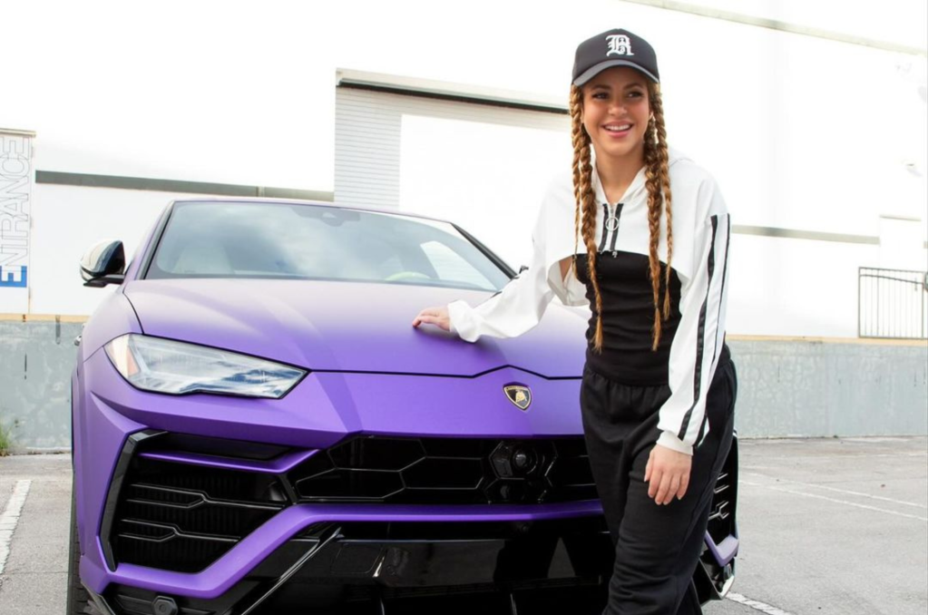 La artista aparece con su Lamborghini Urus S en el videoclip de "Soltera".
