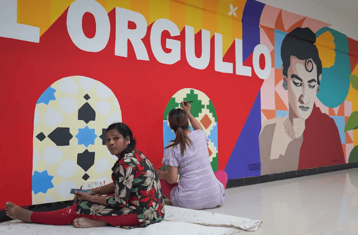 Aravani Art Project es un colectivo artístico que nació en India con el fin de crear espacios seguros y colaborativos para personas trans, a través de murales, talleres y acciones públicas. Con cada mural, convierten el arte en un acto de resistencia y visibilización.