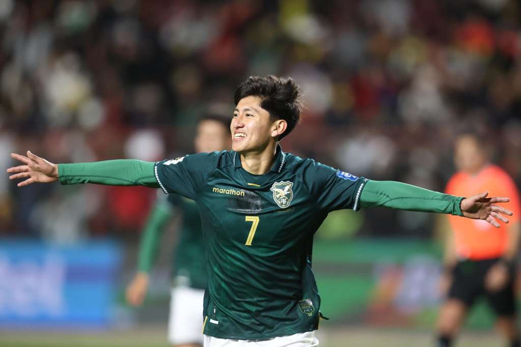 AMDEP3169. EL ALTO (BOLIVIA), 09/09/2025.- Miguel Terceros de Bolivia celebra un gol este martes, en un partido por las eliminatorias a la Copa Mundial 2026 entre Bolivia y Brasil en el Estadio Municipal de El Alto (Bolivia). EFE/ Luis Gandarillas