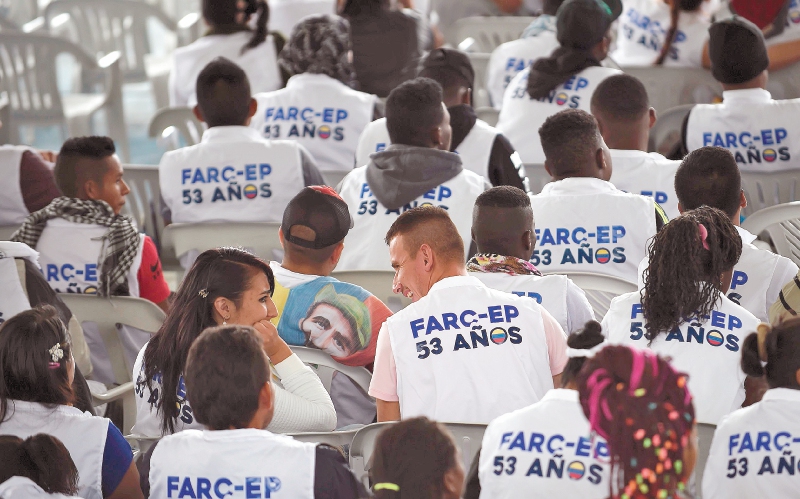 Los exguerrilleros de las Farc recibirán beneficios económicos y sociales a cambio de reparar a las víctimas y contar la verdad de sus crímenes. / AFP