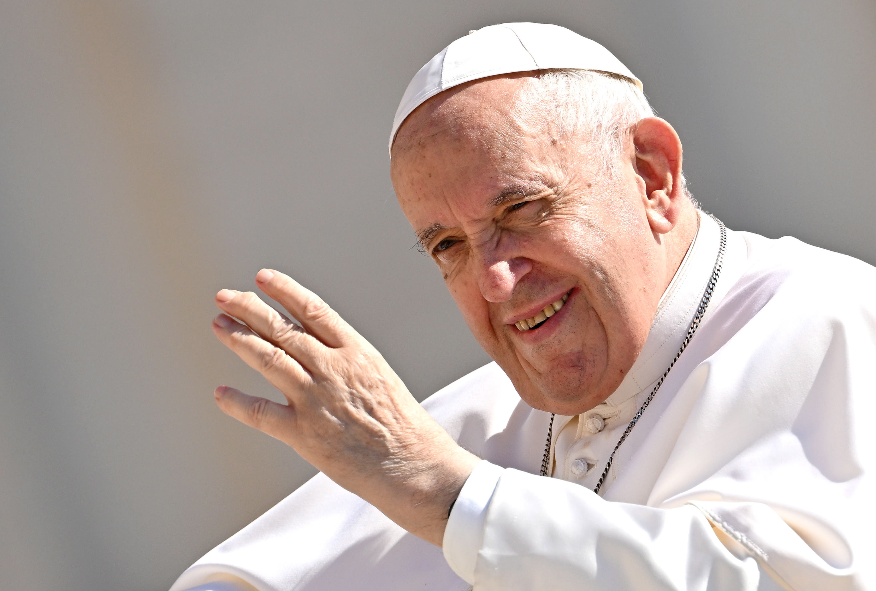 -FOTODELDÍA- VATICANO, 08/06/2022.- El papa Francisco a su llegada este miércoles para la Audiencia semanal, en la plaza de San Pedro, Ciudad del Vaticano. EFE/ Ettore Ferrari