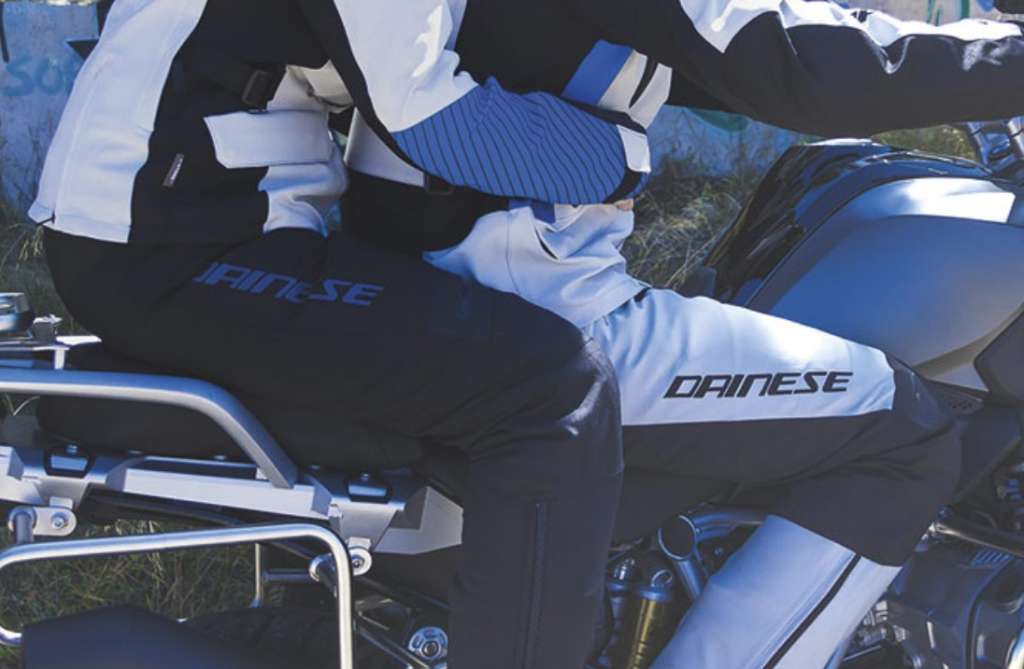La ropa que todo motociclista debería usar para reducir lesiones en una caída