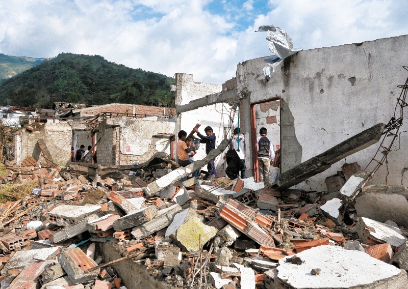 Chiva Bomba detonada en Toribío (Cauca), en julio de 2011. Una ataque enmarcado en las tomas guerrilleras que adelantó las Farc en ese municipio.